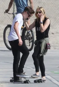 Kencan Seksi Chloe Moretz - Brooklyn Beckham di Atas Skateboard