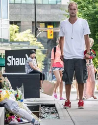 Kesedihan Sepupu Cory Monteith di TKP - Penghormatan Terakhir