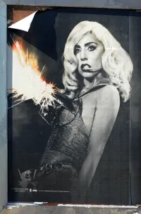 Ketika Dada Lady GaGa Jadi Penyembur Api