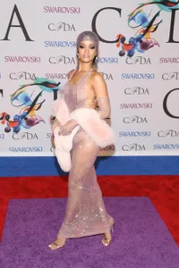 Ketika Rihanna Putuskan Tampil Nyaris Tanpa Busana di Depan Umum