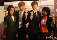 Kevin dan Soohyun U-Kiss Peduli Banjir di Jakarta