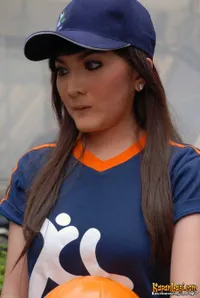 Kiki Amalia Antara Hamil dan Bola