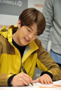 Kim Woo Bin Gendong Bayi Lagi Saat Fansign MERREL