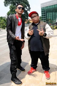 Kolaborasi Unik Saykoji dan Norman Kamaru - BTS Video Klip Lupakan