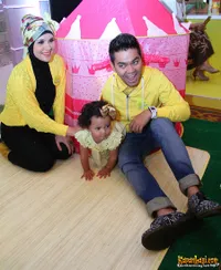 Kompaknya Indra Bekti dan Istri Saat Temani Anak Bermain