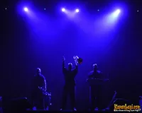 Konser Earth Wind and Fire di Tennis Indoor Senayan