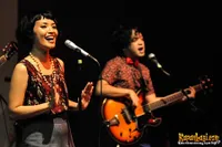 Konser Manis White Shoes And Couples Company