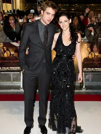 Kristen Stewart Pilih Nonton Konser Bersama Pria Lain