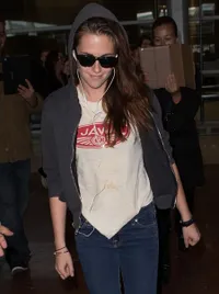Kristen Stewart Tebar Senyum di Bandara