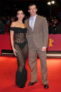 Lagi Disorot, Callum Turner Pamer Kemesraan Dengan Dua Lipa di Red Carpet 