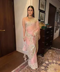 Lagi, Kareena Kapoor Curi Perhatian di Pernikahan Ranbir Kapoor dan Alia Bhatt - Sari Pink Stunning!