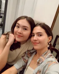 Lahir Selisih 17 Menit, Ini 9 Potret Olivia Jensen dan Saudari Kembarnya yang Bestie Banget Meski Terpisah Jarak dan Waktu