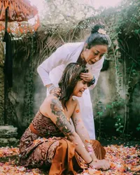 Lakukan Pembersihan Diri, Ini Deretan Seleb Cantik Jalani Upacara Melukat di Bali - Valerie Thomas Mandi Kembang yang Emosional dan Awkarin Nangis Histeris