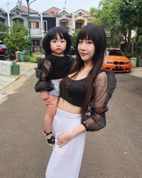 Lama Tak Muncul, Ini 9 Potret Terbaru Ryn Eks Cherry Belle yang Kini Jadi Hot Mama