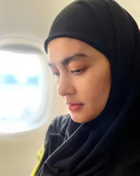 Lama Tak Terdengar Kabar, 8 Potret Lola Amaria yang Berangkat Haji Tahun Ini - Bahagia