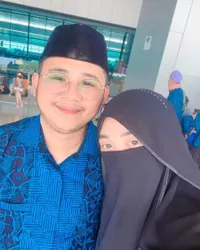 Lama Tak Terdengar Kabarnya, 8 Potret Ega Noviantika & Rafly DA Berangkat Umrah Berdua ke Tanah Suci