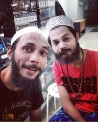 Lama Tak Terlihat, Seperti Ini Penampilan Baru Norman Kamaru Dengan Kumis & Jenggot Lebat