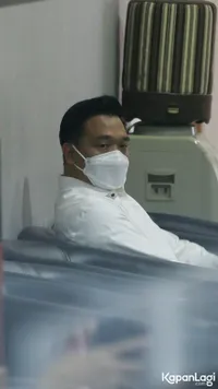 Langkah Penuh Percaya Diri Michael Yukinobu de Fretes Menuju Ruang Pemeriksaan