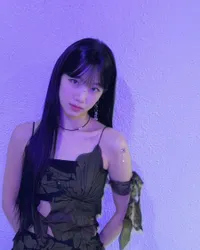Langsung Berubah Vibes! 8 Potret Terbaru Kazuha Le Sserafim Dengan Potongan Poni, Dibilang Mirip Suzy Kecil!