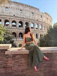 Lanjut Liburan di Roma, Angel Karamoy dan Gusti Ega Bikin Love Sign