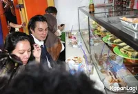 Lapar Saat Tunggu Panggilan Persidangan, 15 Potret Baim Wong Makan di Warteg - Pilih Menu Sederhana