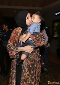 Laudya Cynthia Bella Gendong Gemas Baby Sharena Gunawan, Unyu!