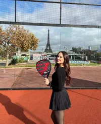 Laura Moane Main Padel, Gayanya Centil Tapi Sporty Abis