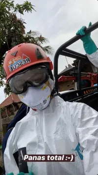 Lawan Corona, 10 Potret Aksi Awkarin Semprot Disinfektan di Berbagai Tempat Ibadah sampai Rela Panas-Panasan