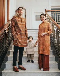Lebaran Keluarga Andien, Kompak Pakai Kain Tenun Saat Silaturahmi