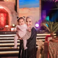 Lebaran Makin Dekat, Zaskia Sungkar Cerita Jahit Sendiri Baju untuk Humaira