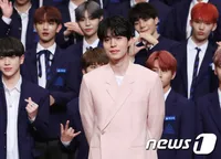 Lee Dong Wook Ganteng Pakai Setelan Pink di Preskon Produce X 101