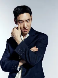 Lee Je Hoon Ganteng Maksimal Pakai Jas, Pancarkan Pesona Pria Matang