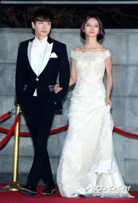 Leeteuk & Hyeri Girls Day Bagai Pasangan Pengantin di Red Carpet