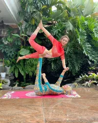Lentur Banget, Ini 12 Potret Aksi Inul Daratista Saat Yoga - Gayanya Kaki di Kepala, Kepala di Kaki Bikin Ngilu