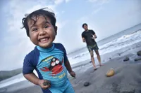 Lepas Penat, Dwi Sasono Ajak Keluarga Surfing ke Pantai