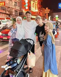 Lesti Kejora dan Rizky Billar Kepergok Liburan ke Thailand, Tertawa Bahagia - Pelukan Mesra Banget