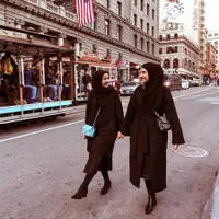 Libur ke AS, Laudya Bella Ketiduran di Pangkuan Zaskia Sungkar