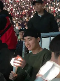 Libur Wajib Mliter, D.O. Jadi Fanboy Pakai Dress Code di Konser EXO dan Sempat Menolak Muncul di Layar Besar