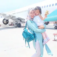 Liburan 3 Generasi Ala Poppy Bunga, Tanpa Suami Sampai Naik Unta