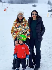 Liburan Akhir Tahun, Kareena Kapoor Nikmati Salju di Swiss Lalu Hangout di London dan Ketemu Rani Mukherjee