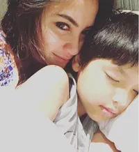 Liburan Ala Tia Ivanka dan Anak ke Bali, Hot Mom Mandi di Alam