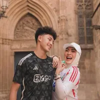 Liburan Bareng Angelina Sondakh ke Barcelona, Keanu Massaid Makin Ganteng - Senyumnya Dibilang Mirip Mendiang Adjie Massaid