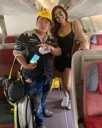 Liburan Bareng Hotman di Bali, Millen Cyrus Tampil Pede Berbikini