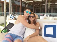 Liburan Bareng, Marissa Nasution Dipeluk Hangat Oleh Mike Lewis