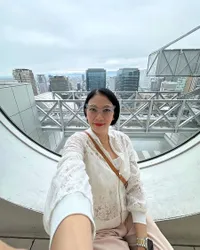 Liburan Dian Nitami ke Jepang, Gaya Bak Anak Muda Jadi Sorotan - Kacamata Unik Bikin Gagal Fokus