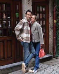 Liburan Hangat Darius Sinathrya dan Donna Agnesia di Portugal, Quality Time Bareng Keluarga