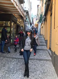 Liburan, Karisma Kapoor Jalan-Jalan ke Italia Dengan Penuh Gaya