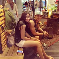 Liburan Ke Bali, Hengky Kurniawan Mesra Dengan Gadis Cantik Ini