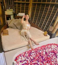 Liburan ke Bali, Ini 8 Potret Amanda Caesa yang Body Goals dan Kecantikannya Jadi Sorotan - Pose di Pinggir Kolam Bikin Salfok
