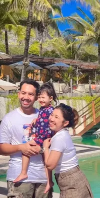 Liburan ke Bali, Kiky Saputri Main Bareng Anak - Pamer Foto Cium Mesra Suami